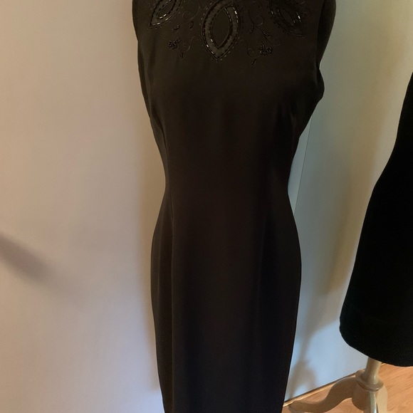 Papell petites sleeveless LBD with wonderful detail at neck - Picture 2 of 5